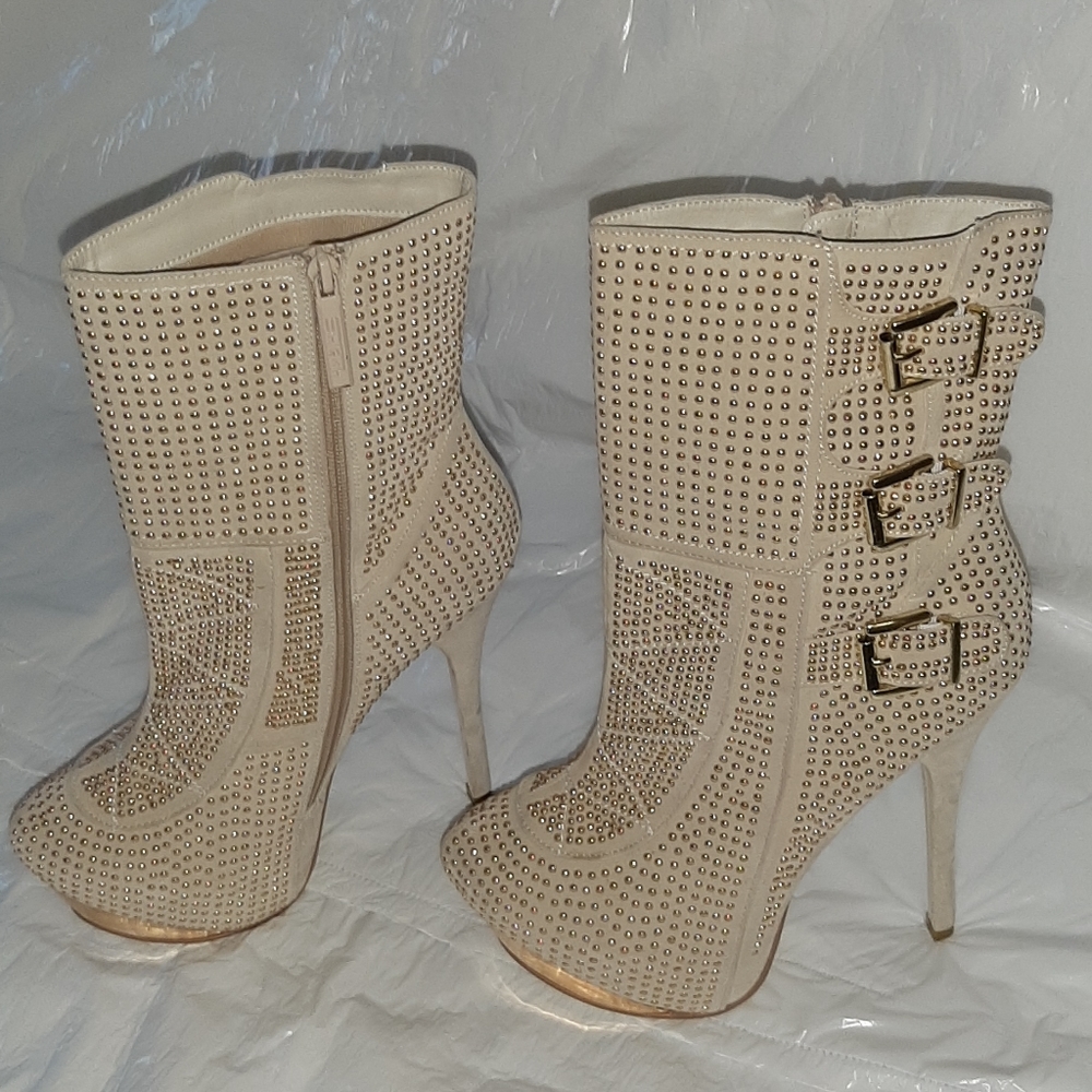 Shiaka high heal Booties.